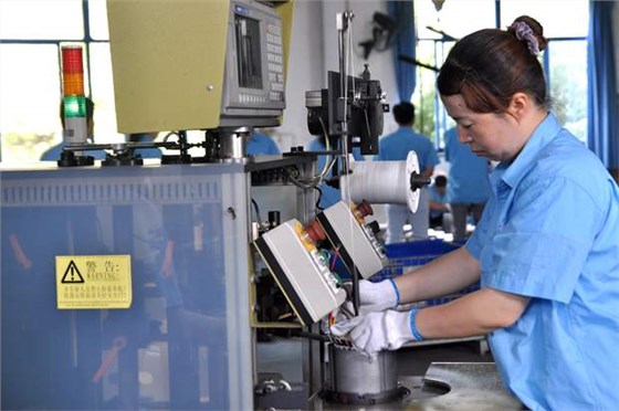 皖南電機員工在操作自動嵌線設(shè)備